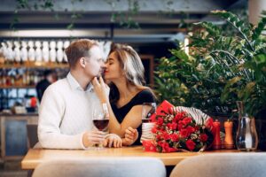 restaurante romántico en Valencia -beso