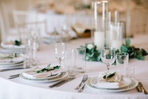 restaurante para boda íntima en Valencia - platos blancos