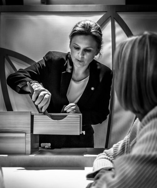 Chef en Valencia - Yvonne sirviendo petit fours