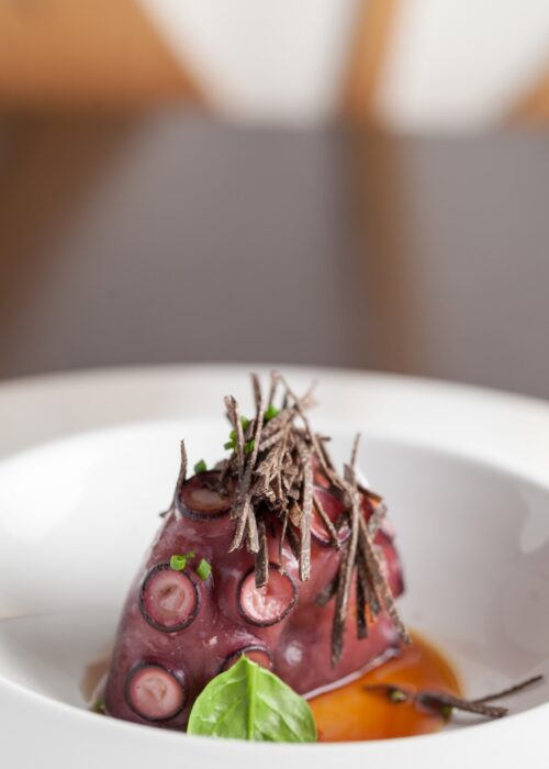 Restaurante para comer en fallas - Pulpo de roca blanco con trufa y toques salinos