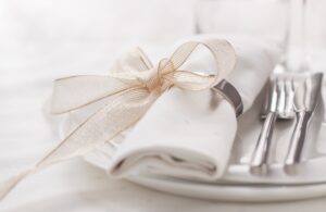 Boda en los jardines de Monforte con mesa cuidada y montaje elegante para celebración gastronómica